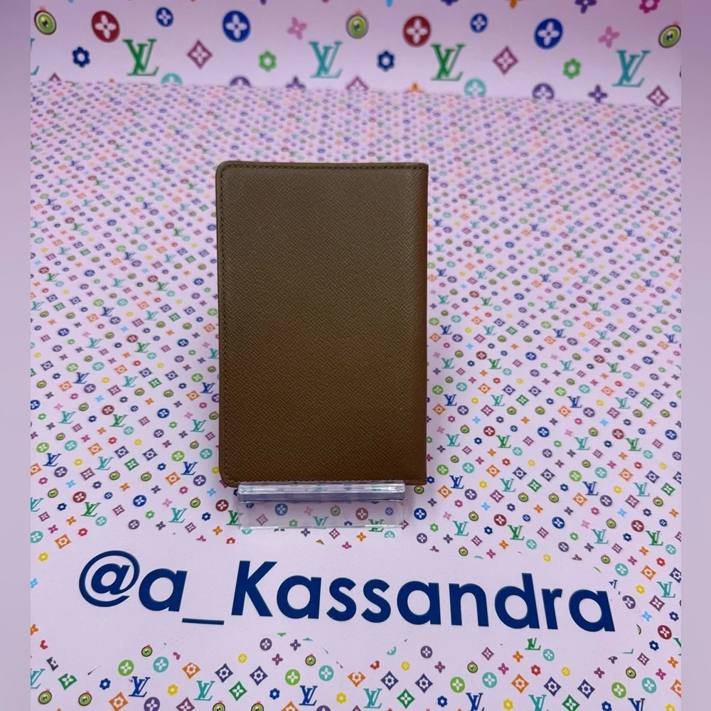 EUC Louis Vuitton Taiga Passport Holder - Picture 3 of 4